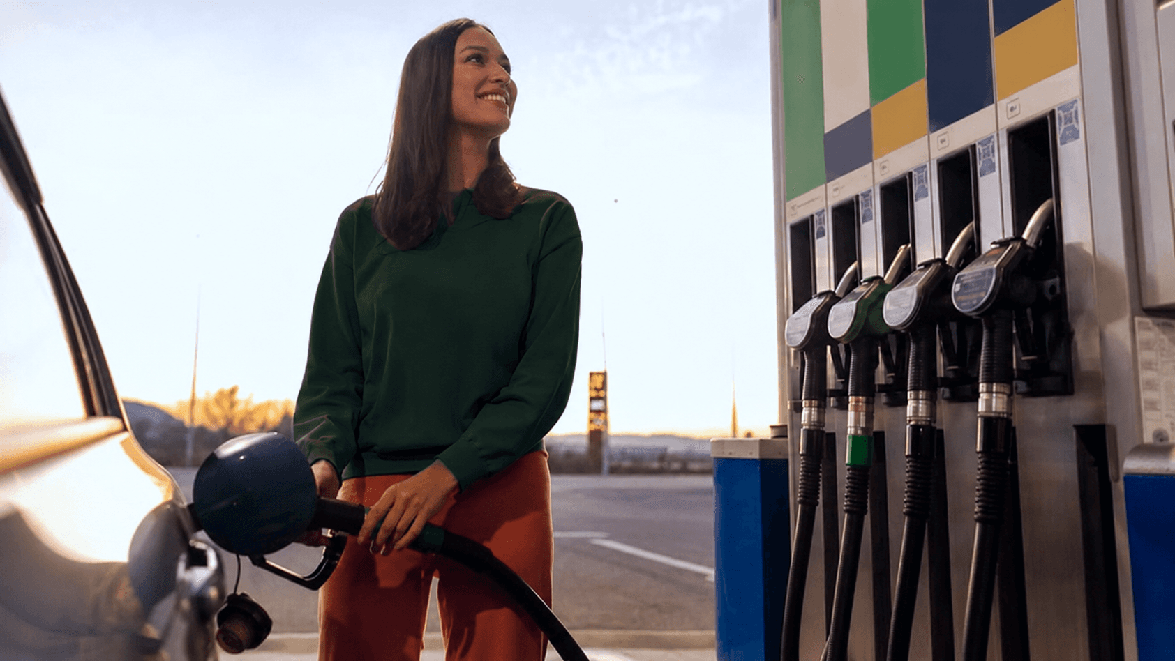 Woman fueling het car